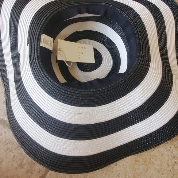 Time and Tru Women's Stripe Floppy Hat - Picture 4 of 4